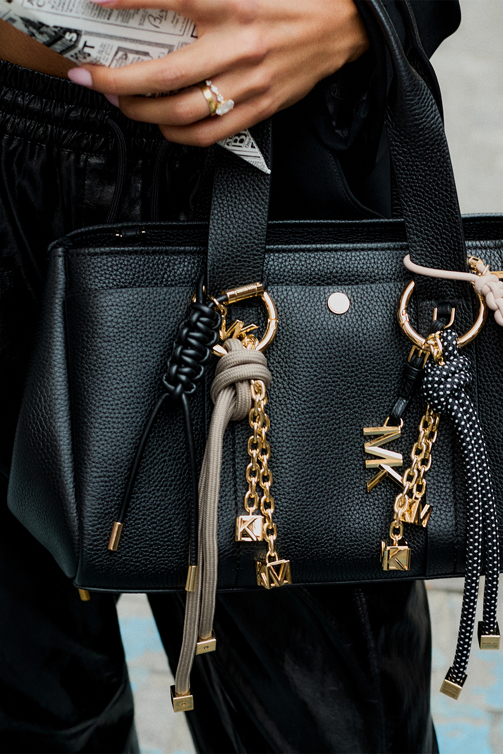 תמונת אווירה של צ'ארם לתיק