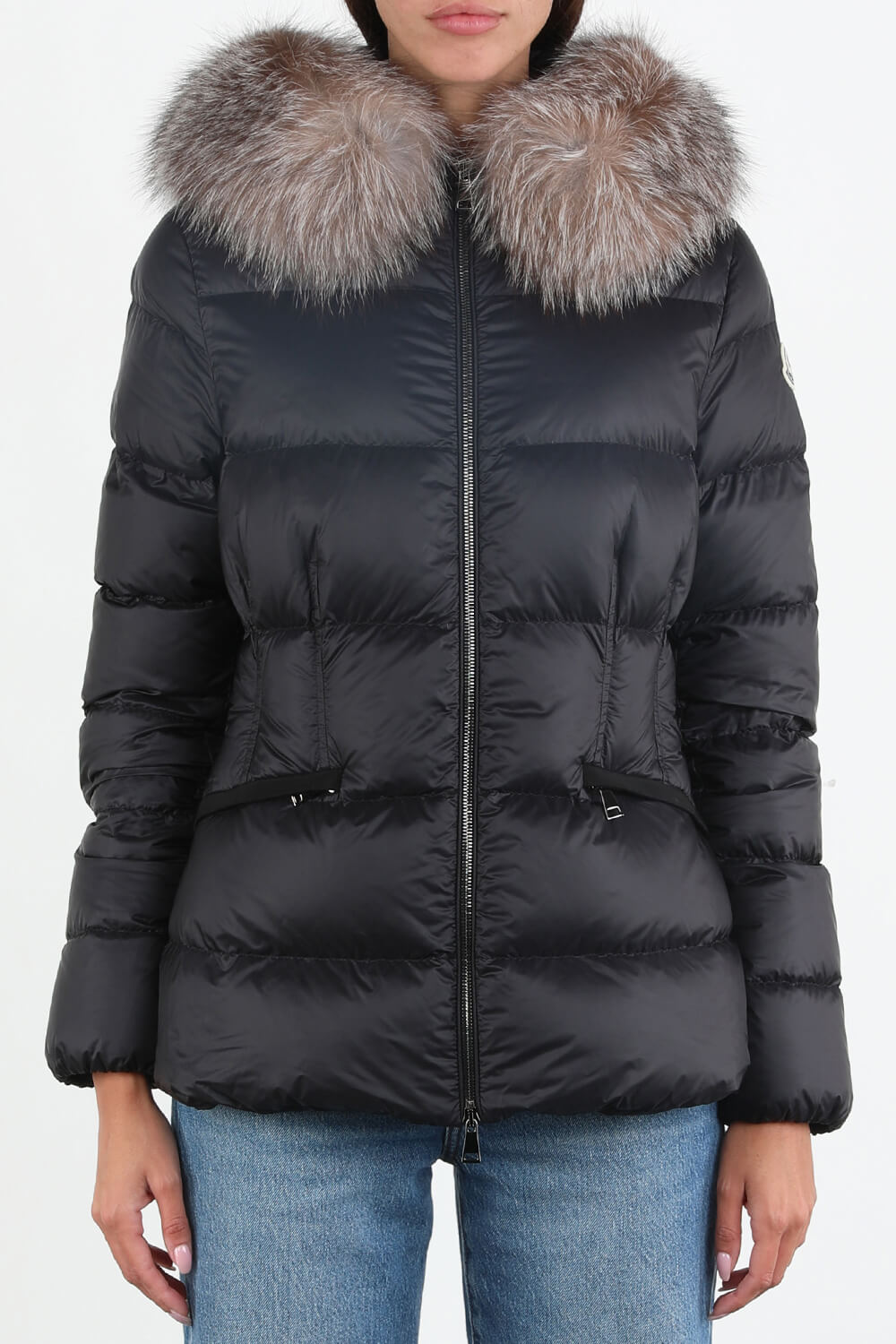 תמונת דוגמן קידמית של מעיל פאפר עם קפוצ'ון פרוותי בגוון שחור