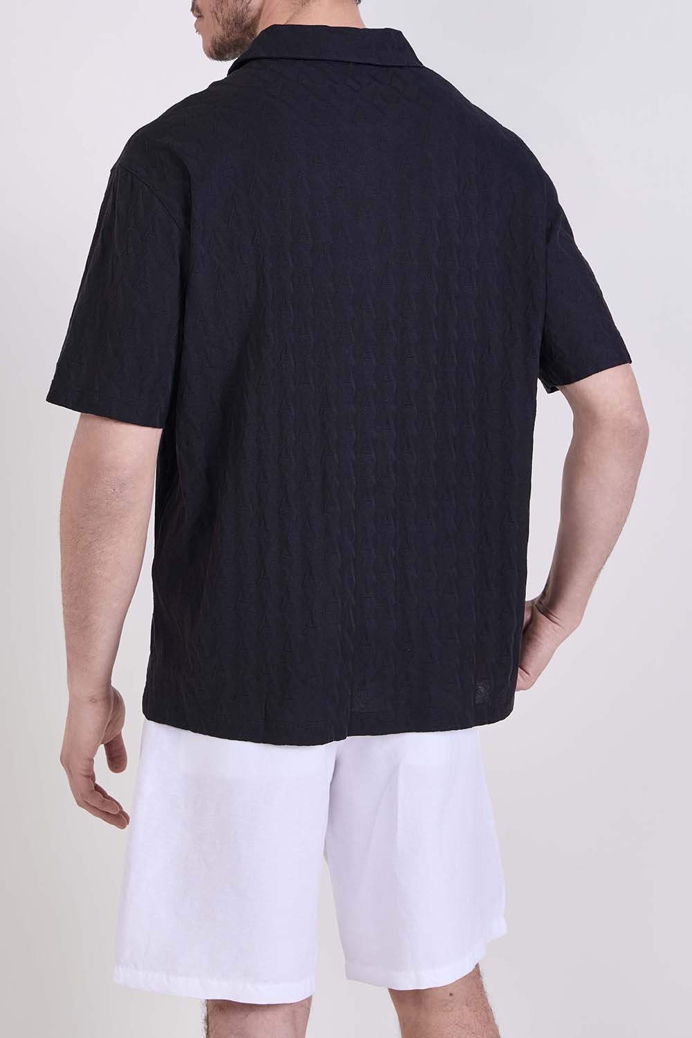 תמונת דוגמן אחורית של חולצת פולו