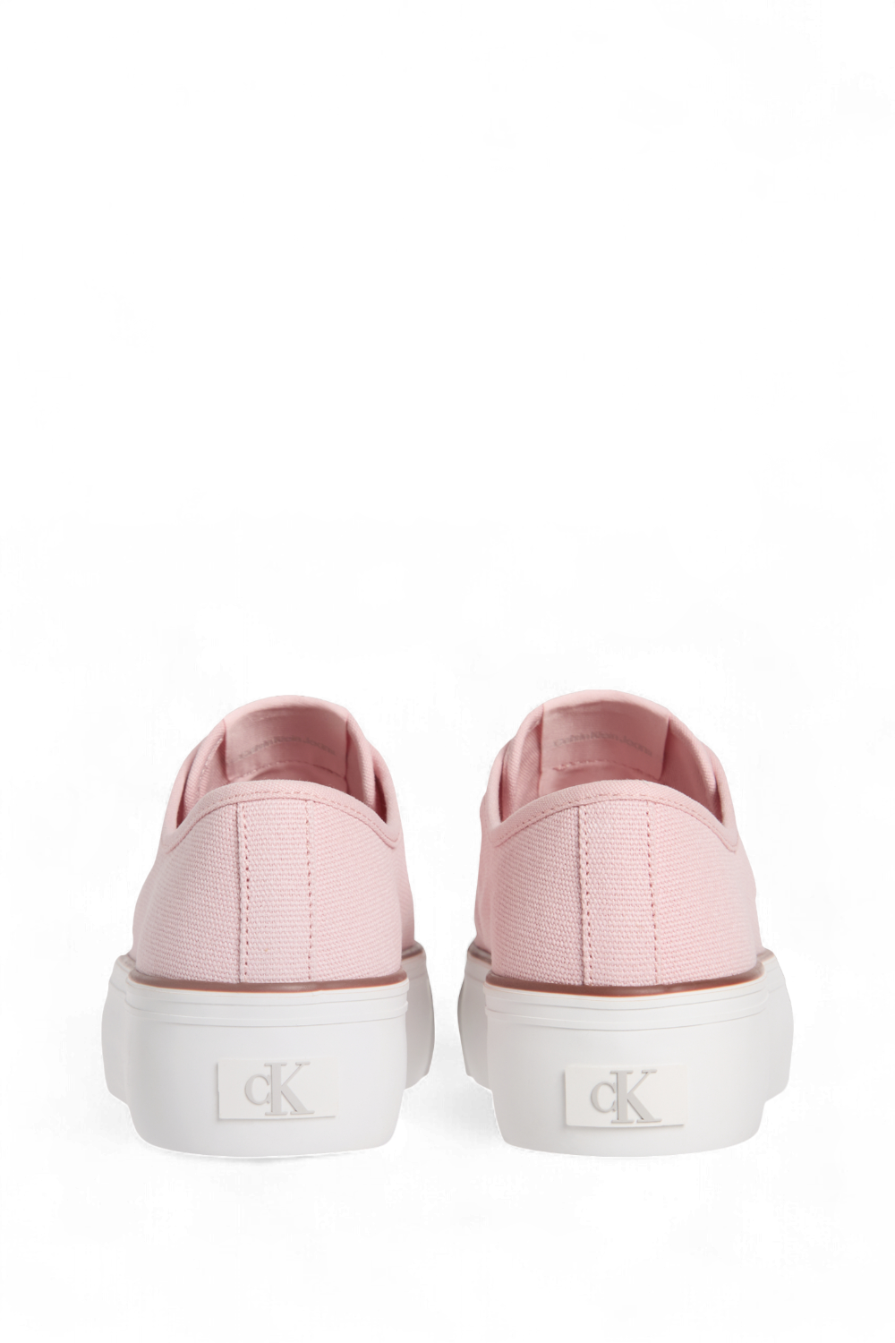 תמונת תקריב של נעלי סניקרס