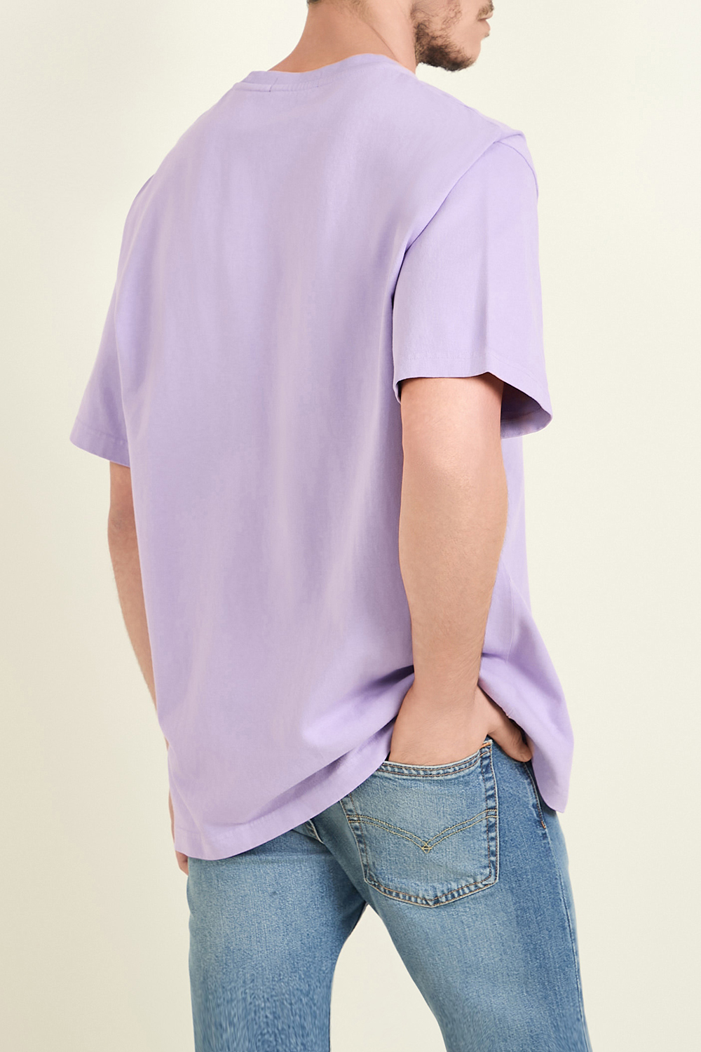 תמונת דוגמן אחורית של חולצת טי