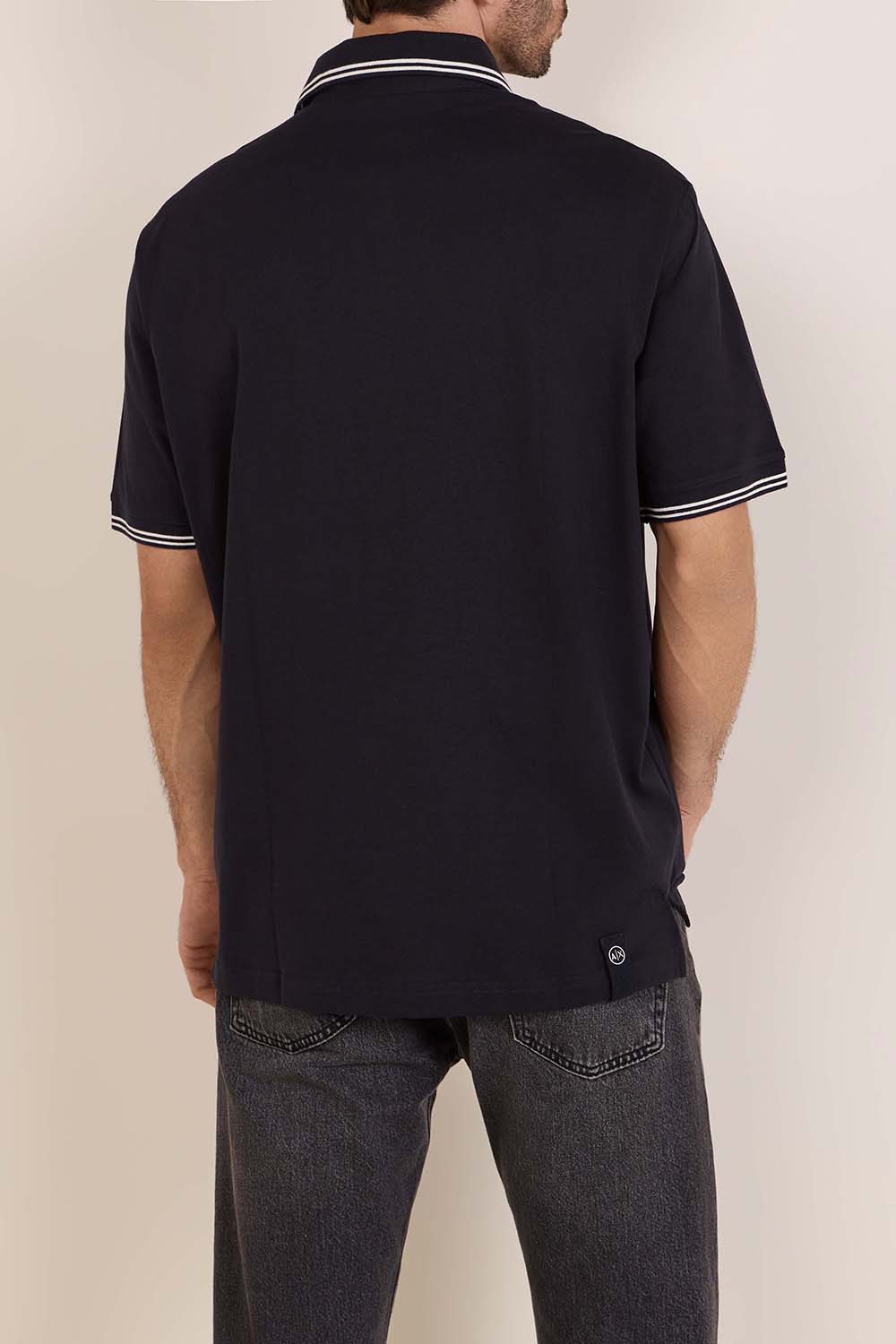 תמונת דוגמן אחורית של חולצת טי