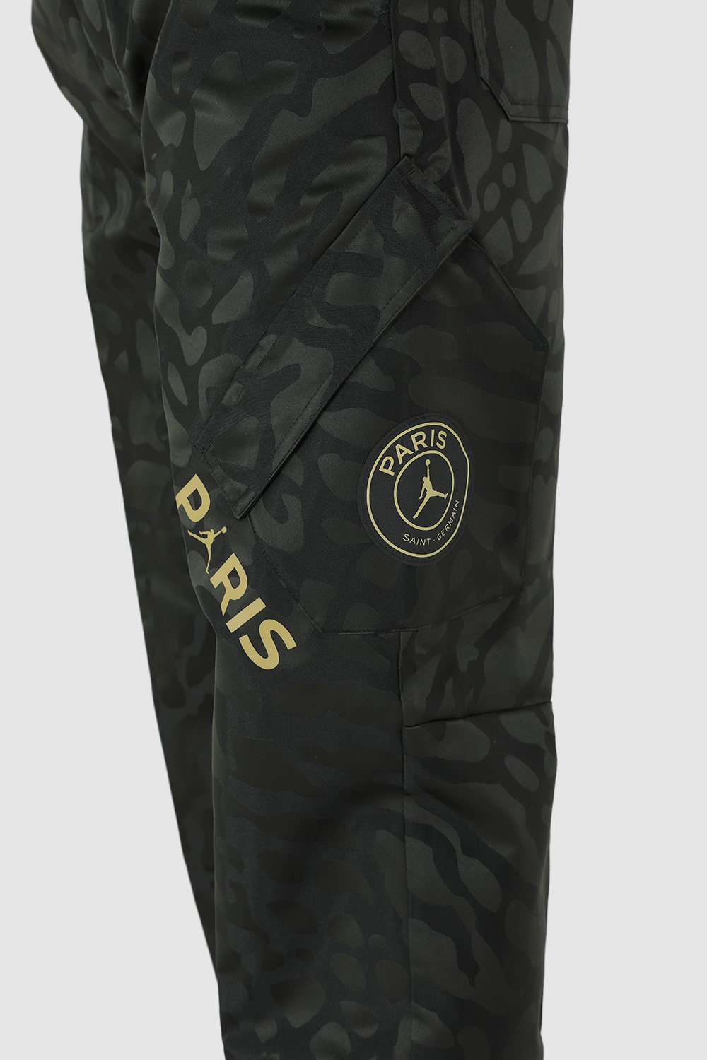 תמונת תקריב דוגמן של מכנסיים ארוכים פריז סן ז'רמן