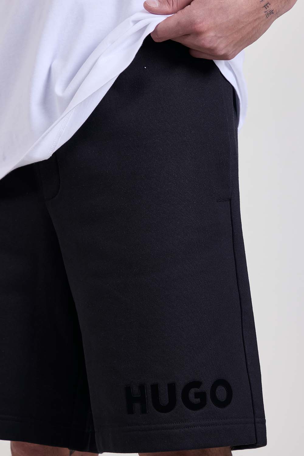 תמונת תקריב דוגמן של מכנסי ג'וגר קצרים