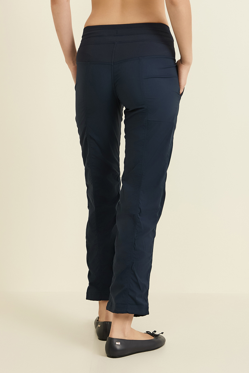 תמונת דוגמן אחורית של Dance Studio Mid-Rise Pant *Short