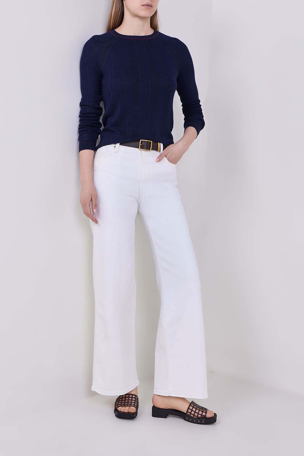 תמונת דוגמן קידמית של כפכפי עץ