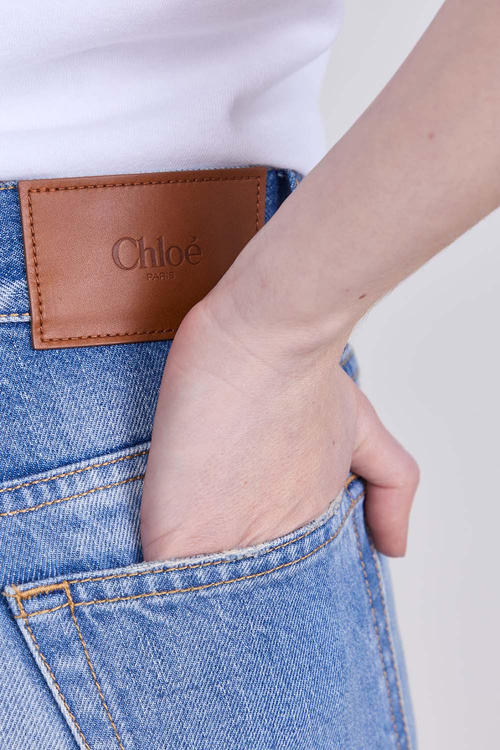 תמונת תקריב דוגמן של מכנסי ג׳ינס בגזרה גבוהה