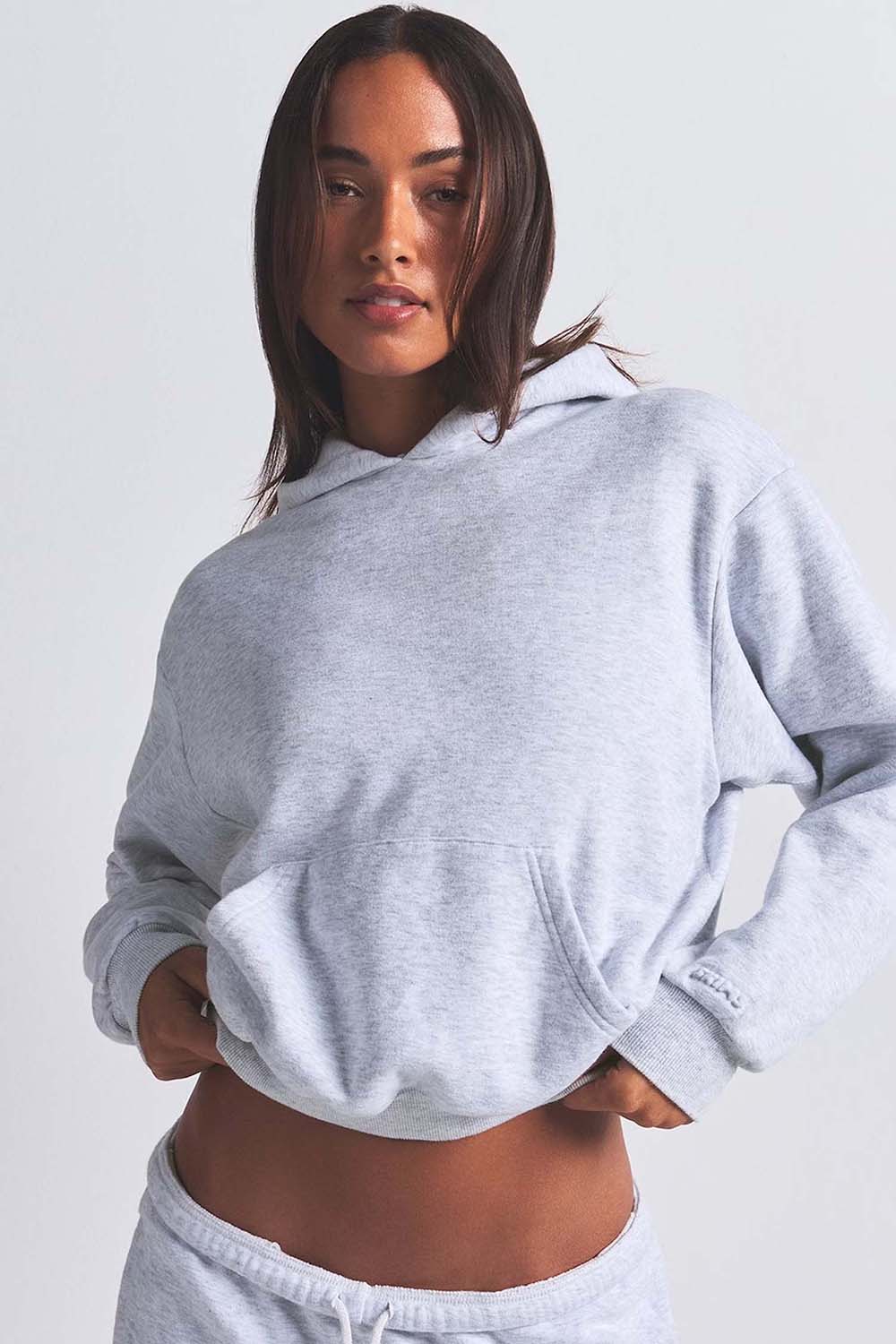 תמונת תקריב דוגמן של CLASSIC PULLOVER HOODIE