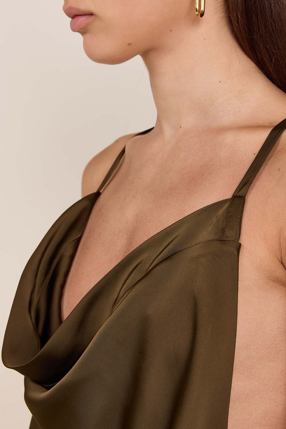 תמונת תקריב דוגמן של שמלת מיני