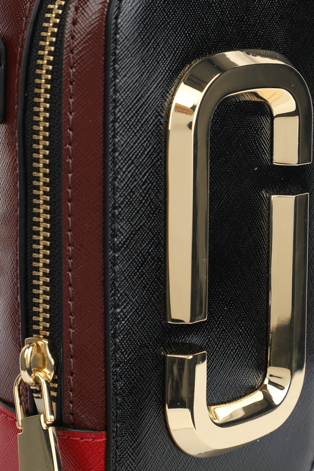 תמונת תקריב של The Hot Shot in Black and Red