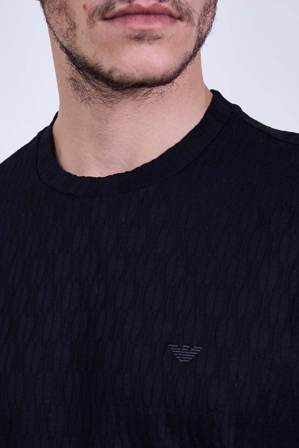 תמונת תקריב דוגמן של חולצת טי