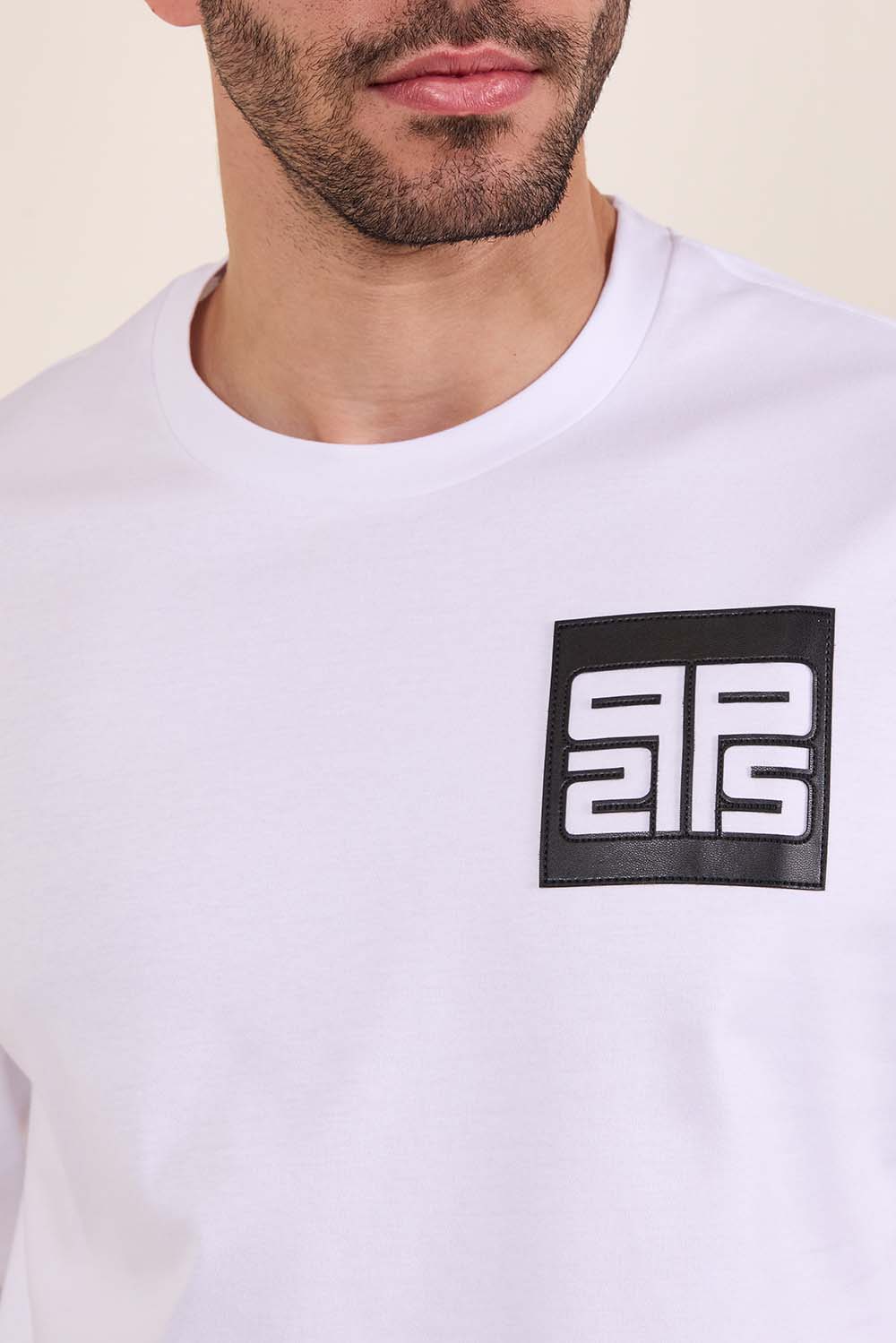 תמונת תקריב דוגמן של חולצת טי ארוכה