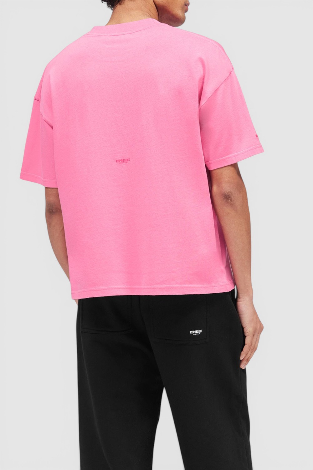 תמונת דוגמן אחורית של חולצת טי אוברסייז