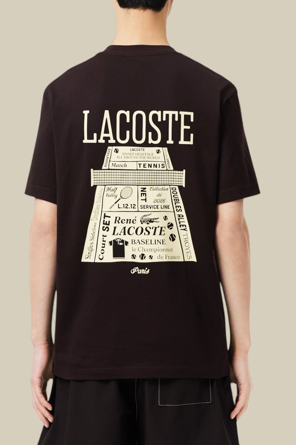 תמונת דוגמן אחורית של חולצת טי עם הדפס בגב