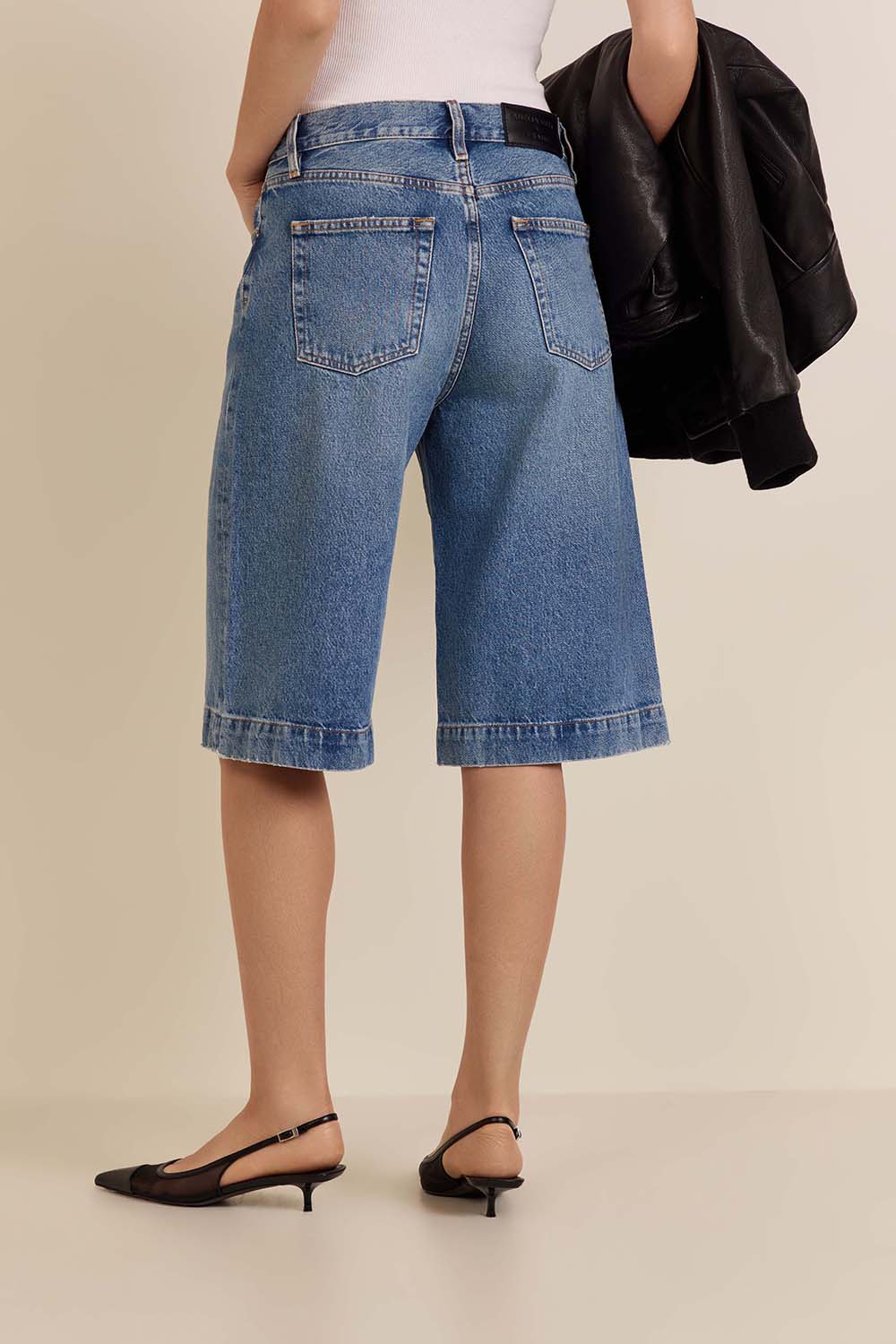 תמונת דוגמן אחורית של מכנסי ג'ינס קצרים