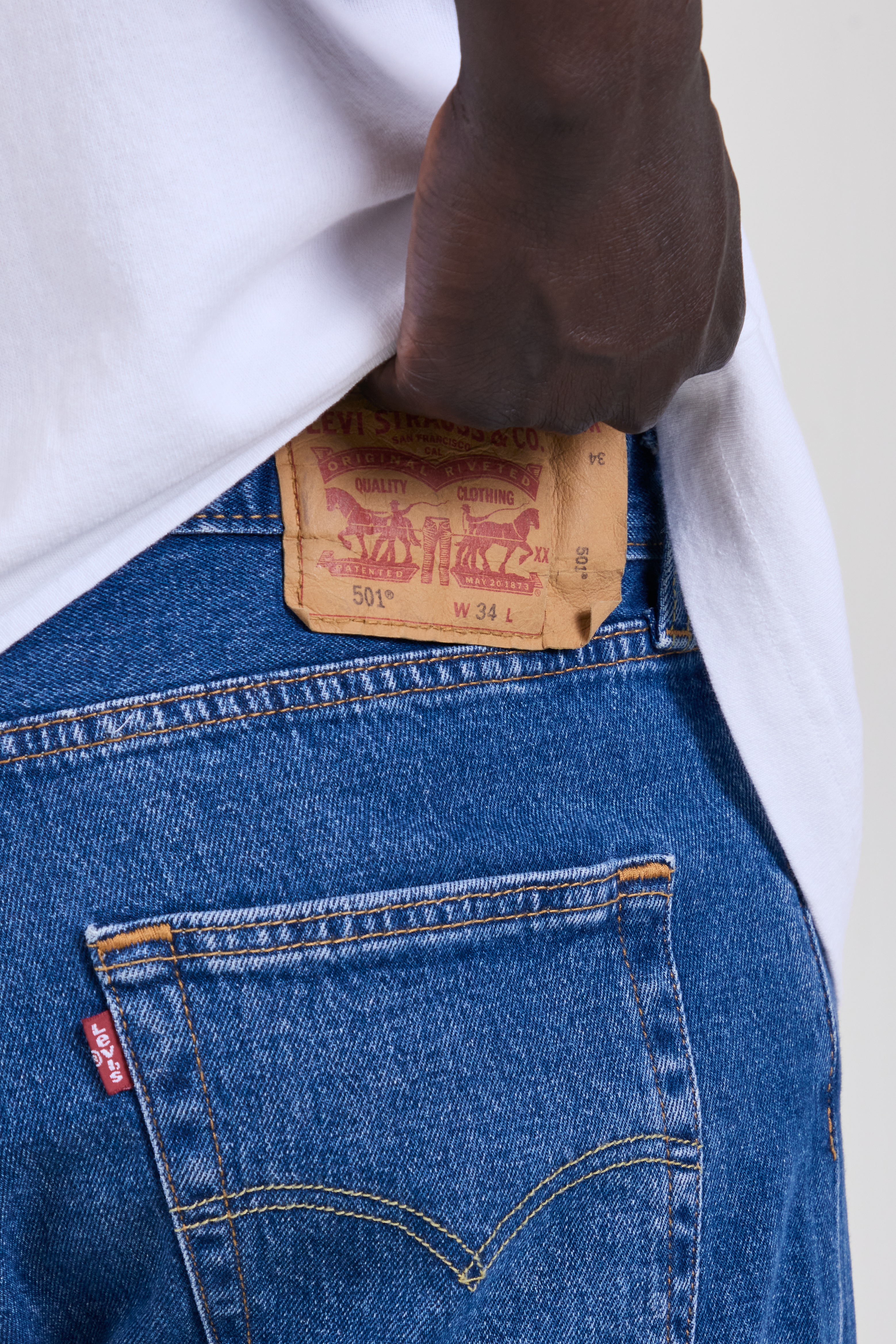 תמונת תקריב דוגמן של מכנסי ג'ינס קצרים 501