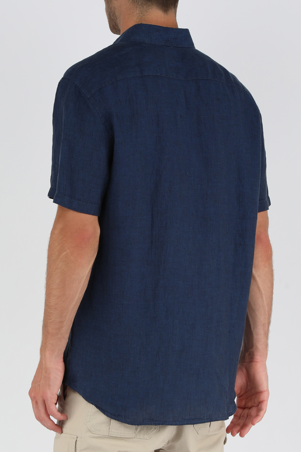 תמונת דוגמן אחורית של חולצה מכופתרת כחולה קצרה מפשתן