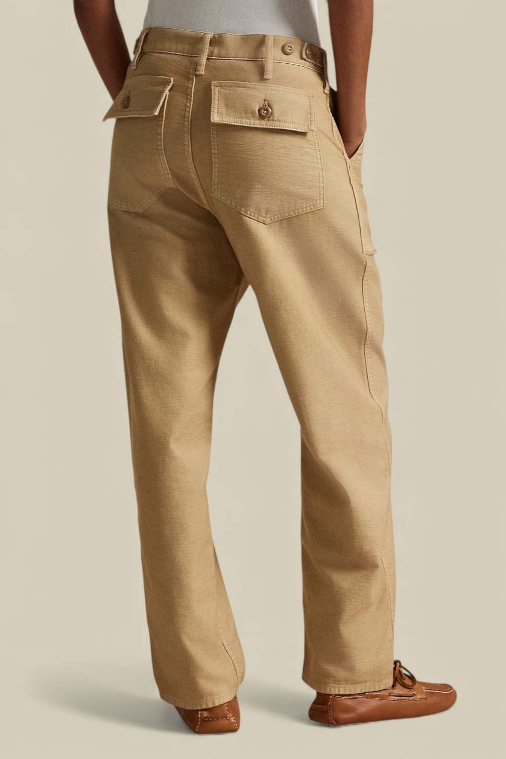 תמונת דוגמן אחורית של מכנסיים בגזרה בינונית