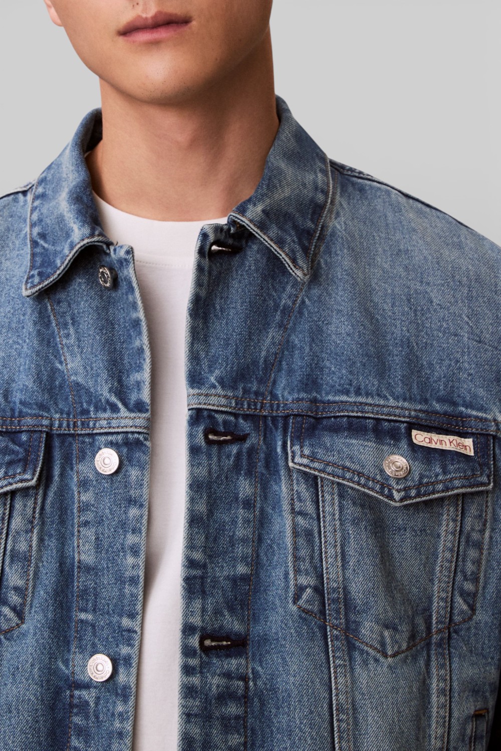 תמונת תקריב דוגמן של ז'קט ג'ינס