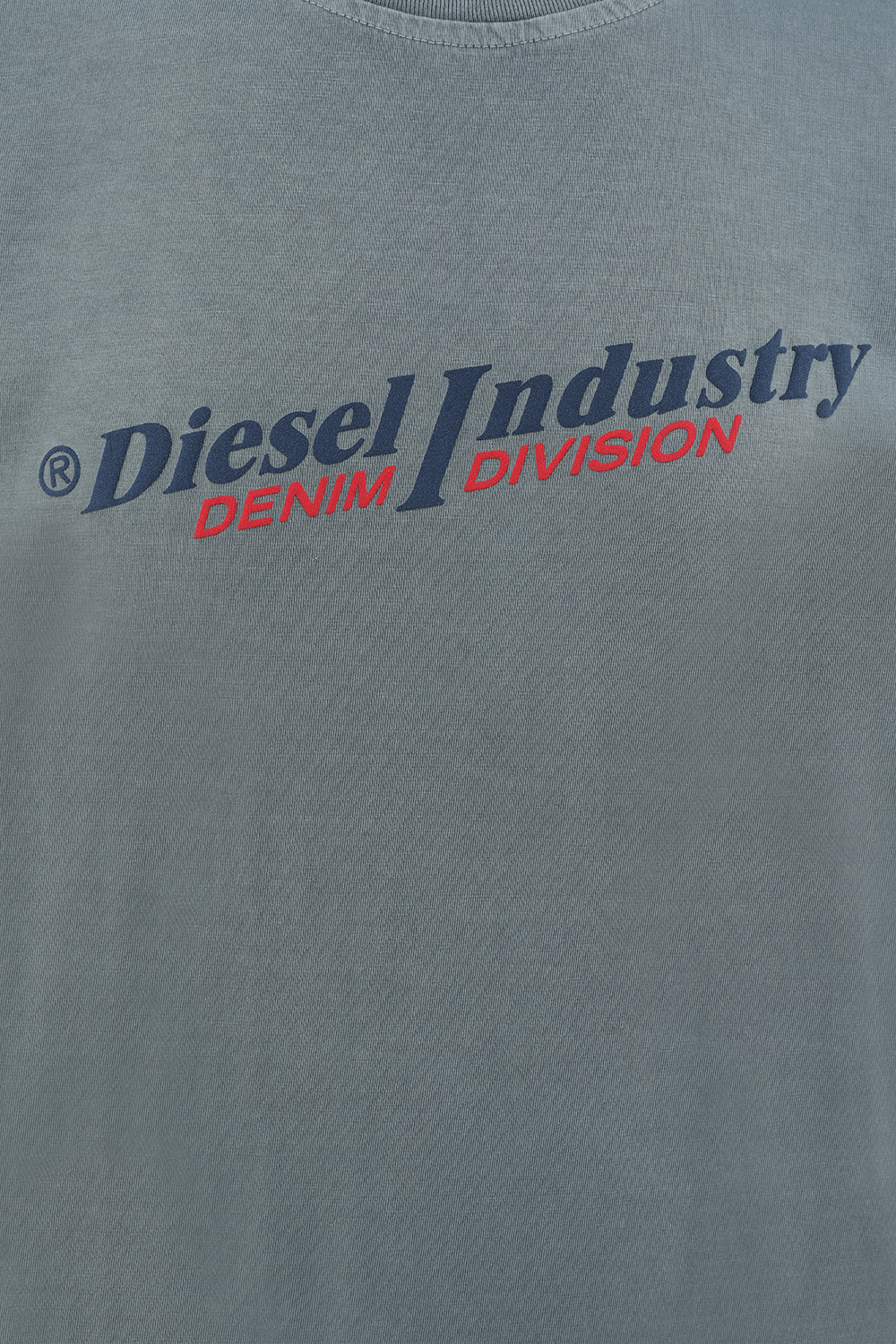 תמונה אחורית של טי-שירט כחולה עם הדפס לוגו אלכסוני