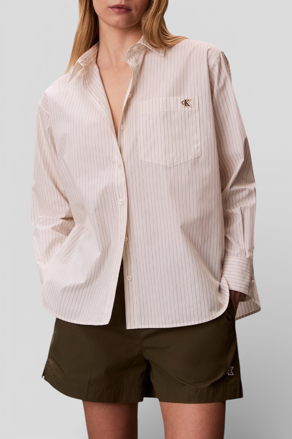 תמונת דוגמן קידמית של חולצה מכופתרת