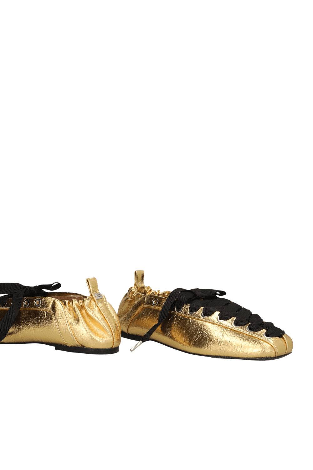 תמונת תקריב של נעלי בובה