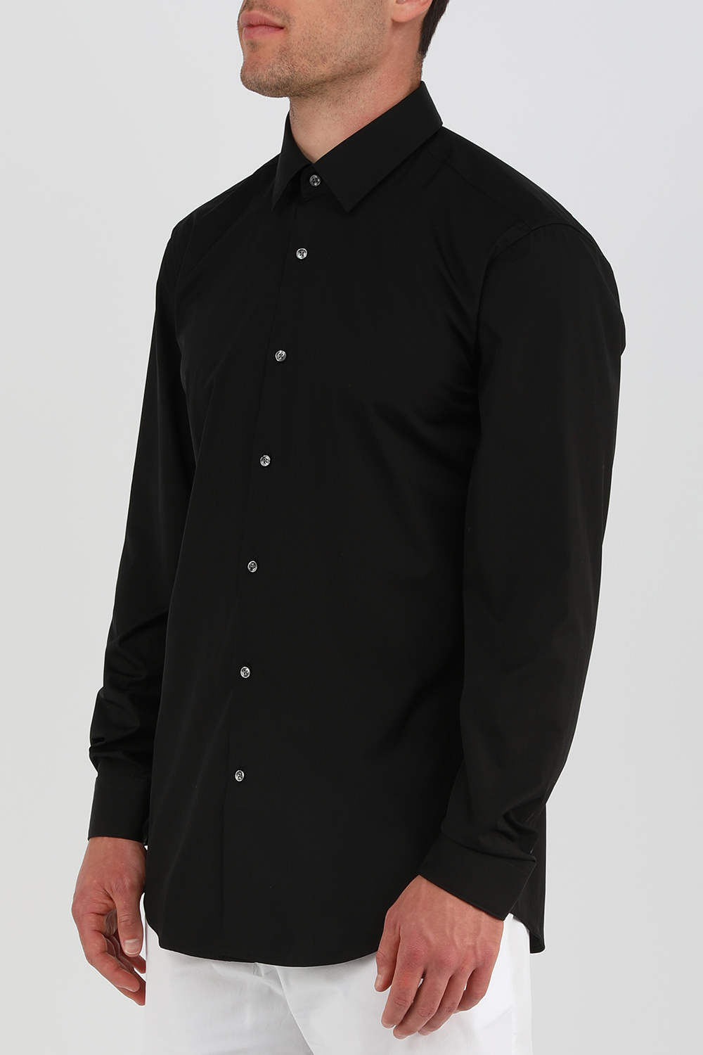 תמונת דוגמן קידמית של חולצה מכופתרת שחורה מכותנה בגזרת סלים