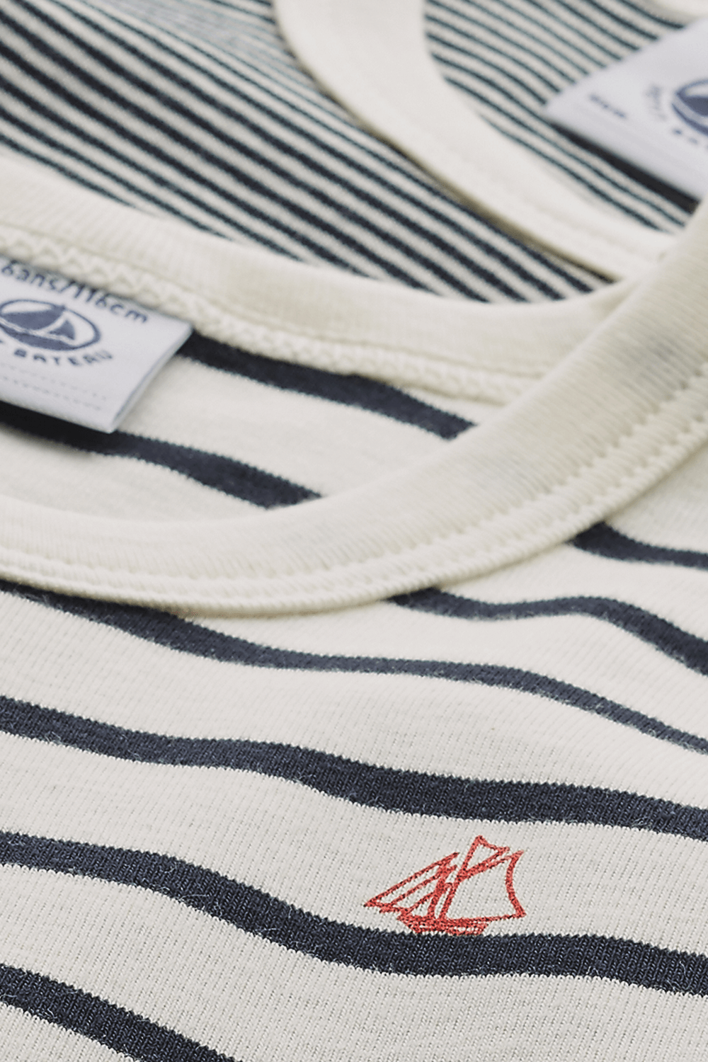 תמונה אחורית של גילאי 2-10 מארז שתי גופיות פסים בלבן ונייבי