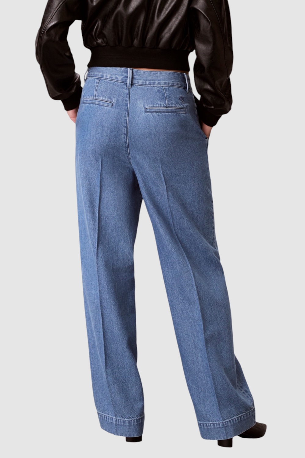 תמונת דוגמן אחורית של מכנסי ג'ינס בגזרה ישרה ומשוחררת