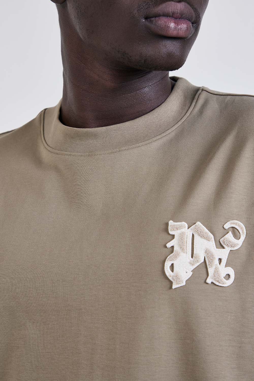 תמונת תקריב דוגמן של חולצת טי אוברסייז