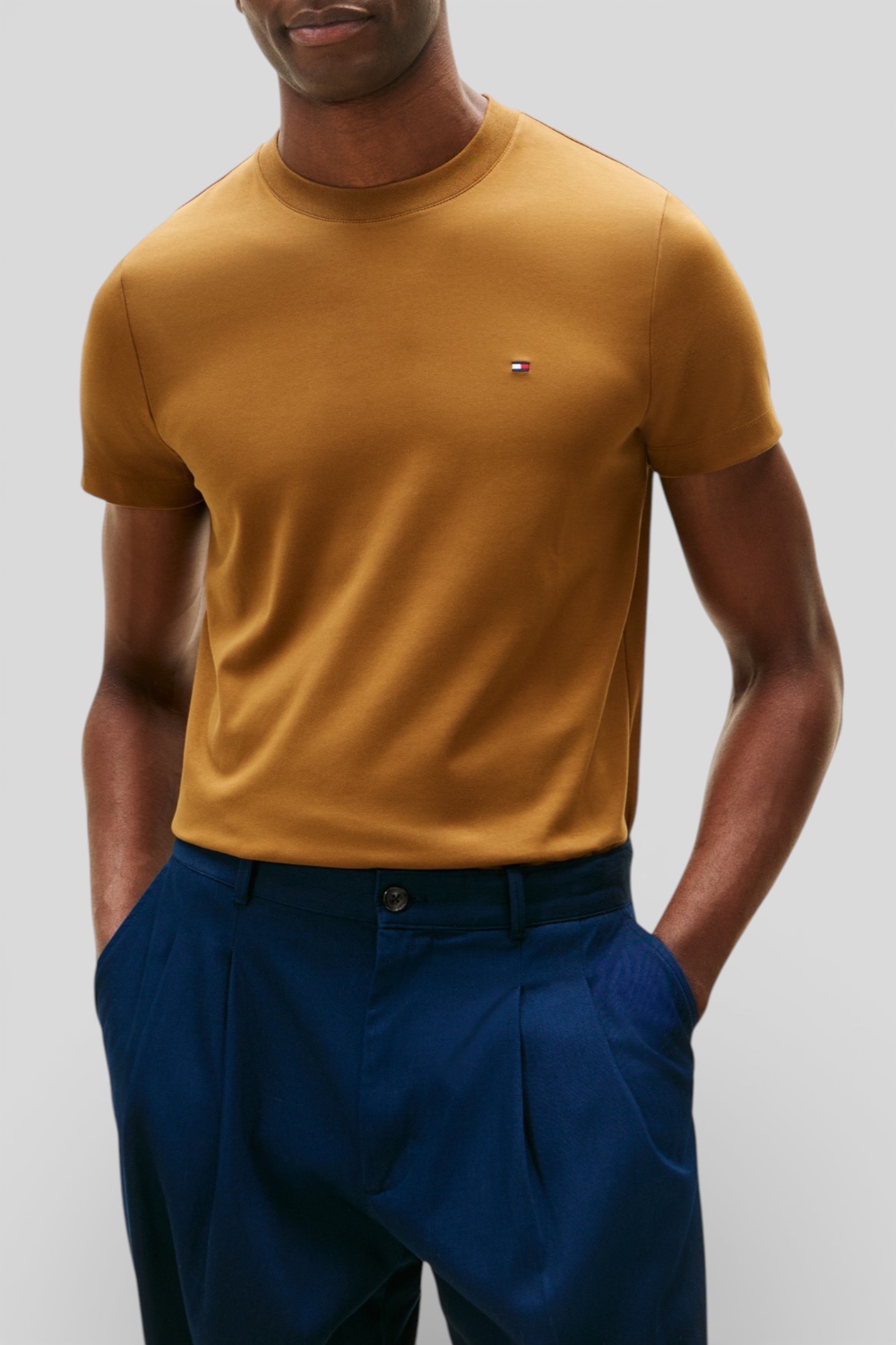 תמונת דוגמן קידמית של חולצת טי