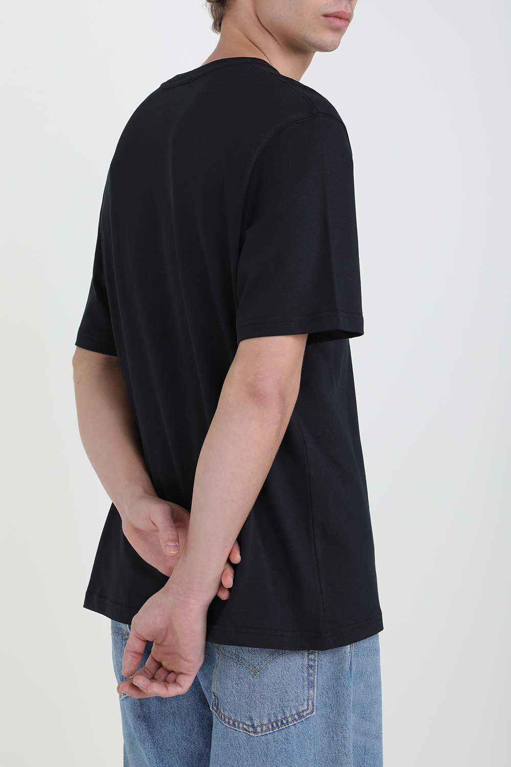 תמונת דוגמן אחורית של חולצה טי