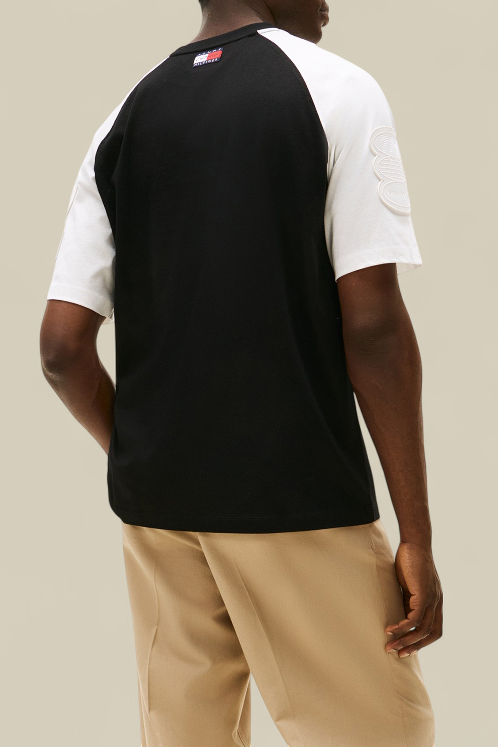 תמונת דוגמן אחורית של חולצת טי