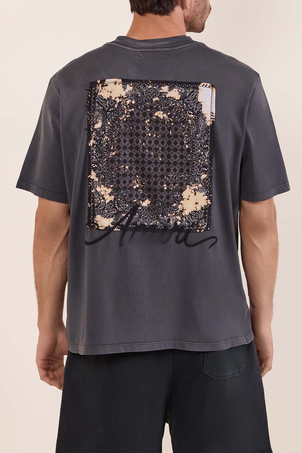 תמונת דוגמן אחורית של חולצת טי בנדנה