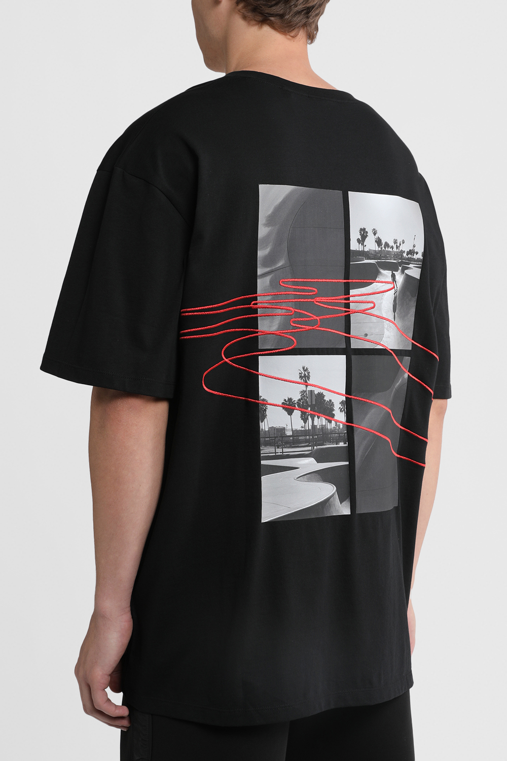 תמונת דוגמן אחורית של חולצת טי הדפס גרפיטי