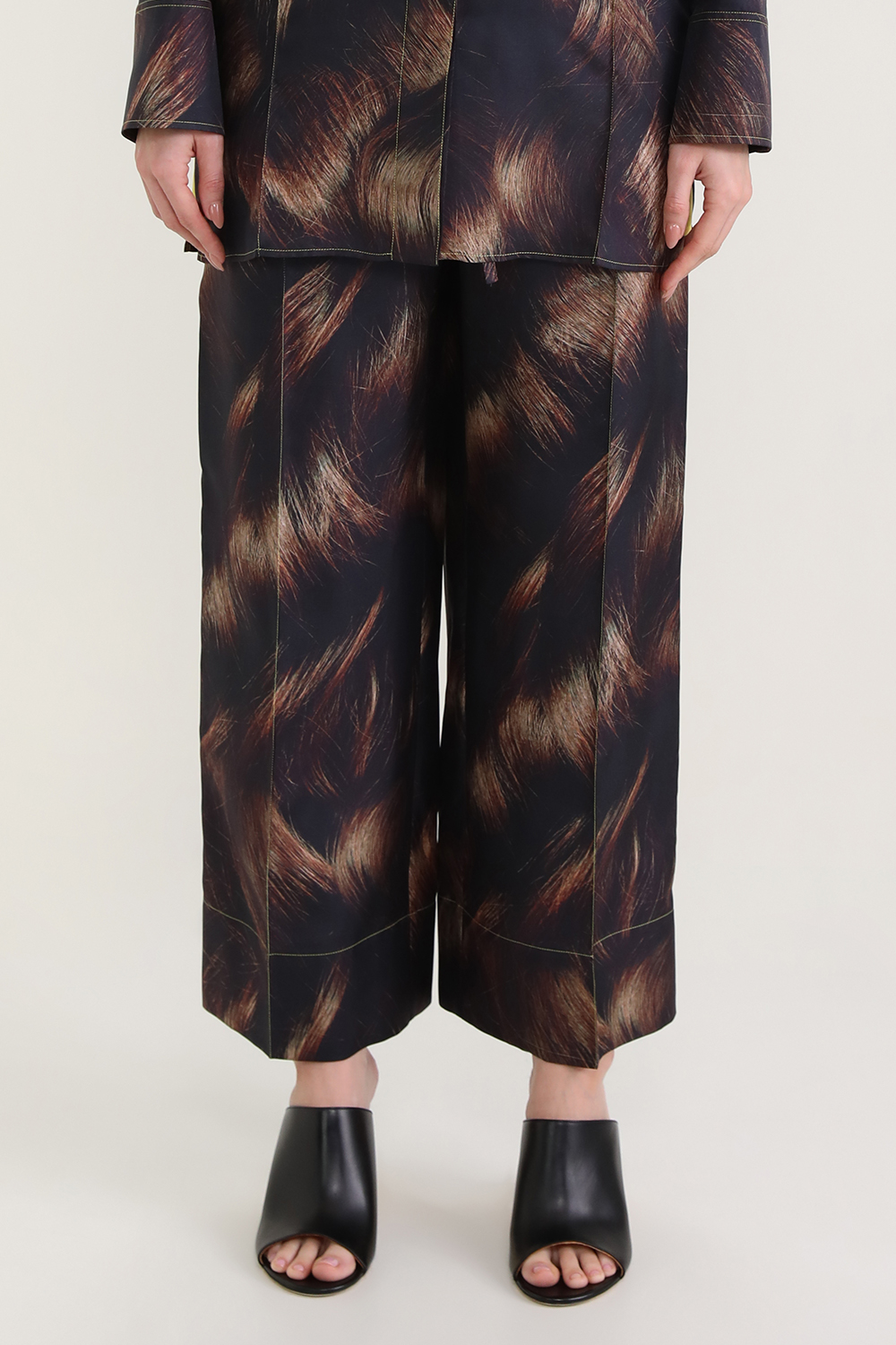 תמונת דוגמן קידמית של מכנסי פיג'מה ממשי עם הדפס שיער