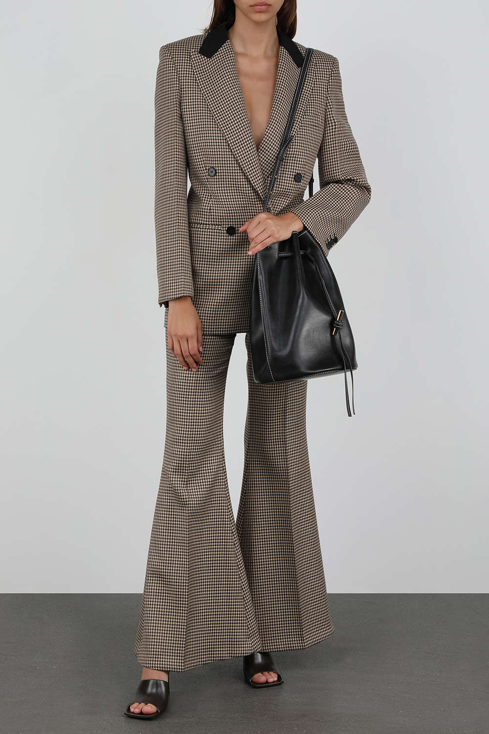 תמונת דוגמן קידמית של תיק באקט שחור עם אבזם זהב