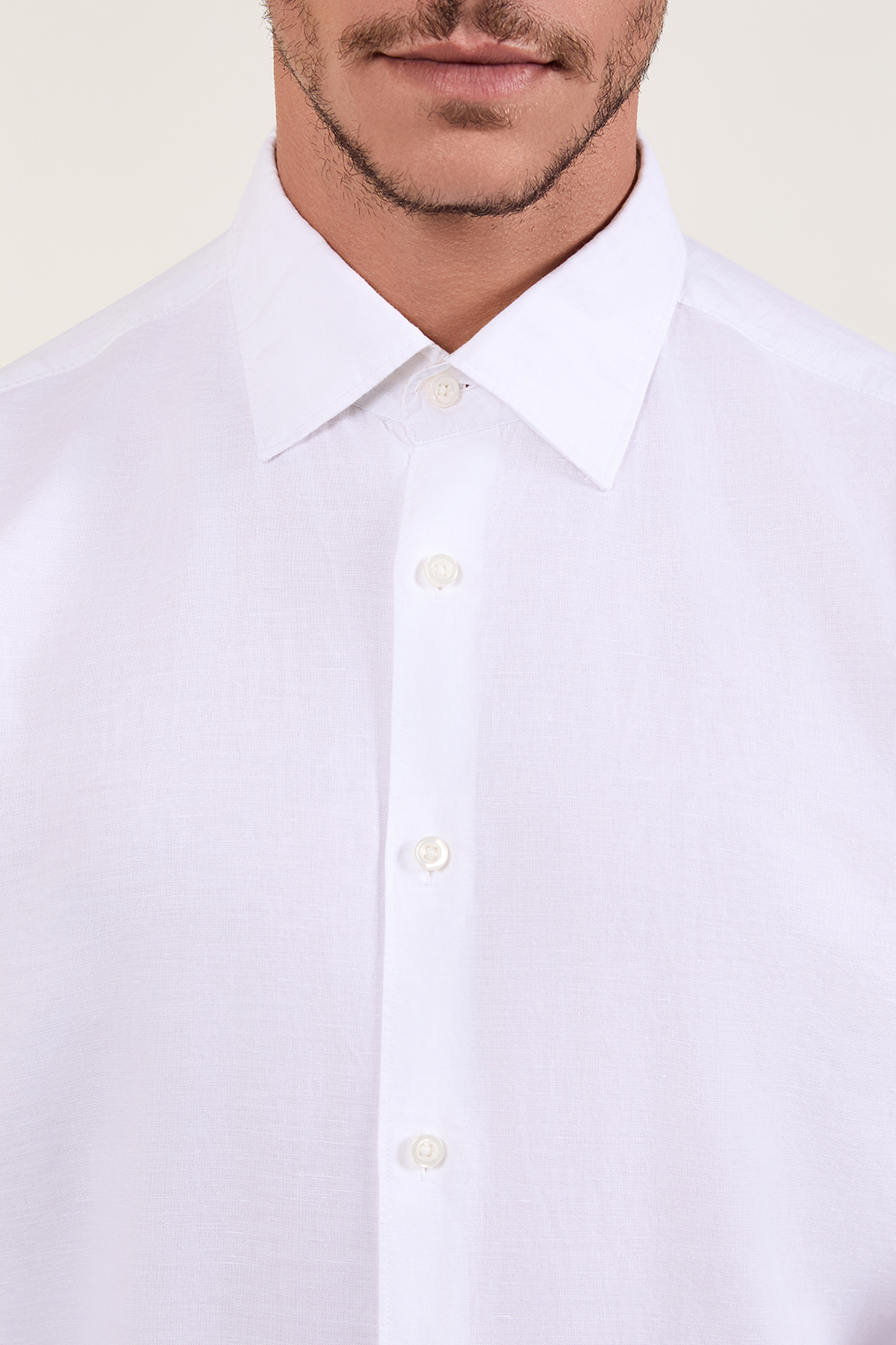 תמונת תקריב דוגמן של חולצת כפתורים