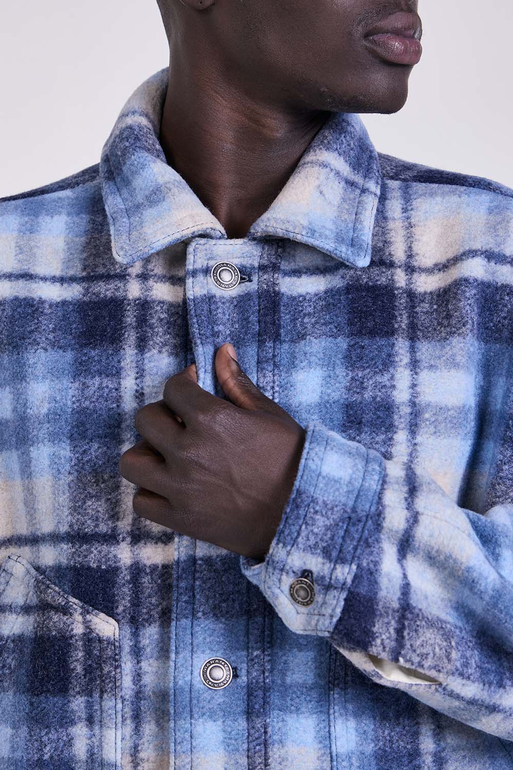 תמונת תקריב דוגמן של ז'קט משבצות בריפוד קל