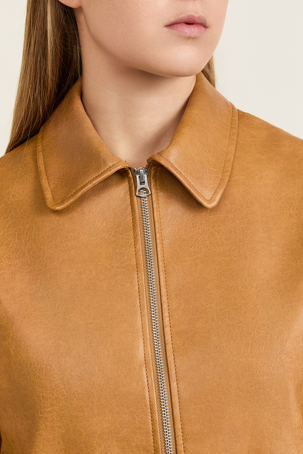 תמונת תקריב דוגמן של ז'קט מעור טבעוני