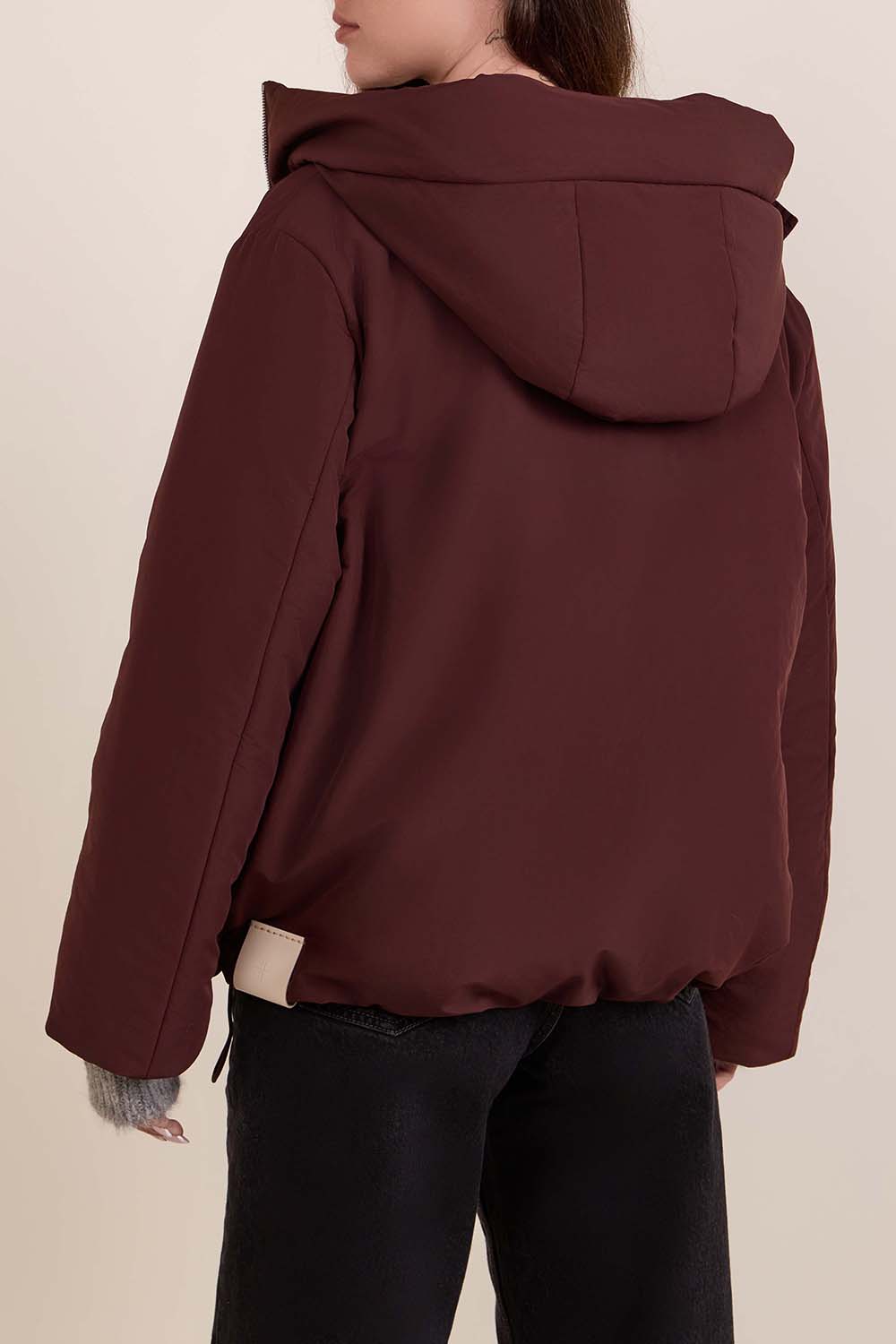 תמונת דוגמן אחורית של מעיל פוך אוברסייז