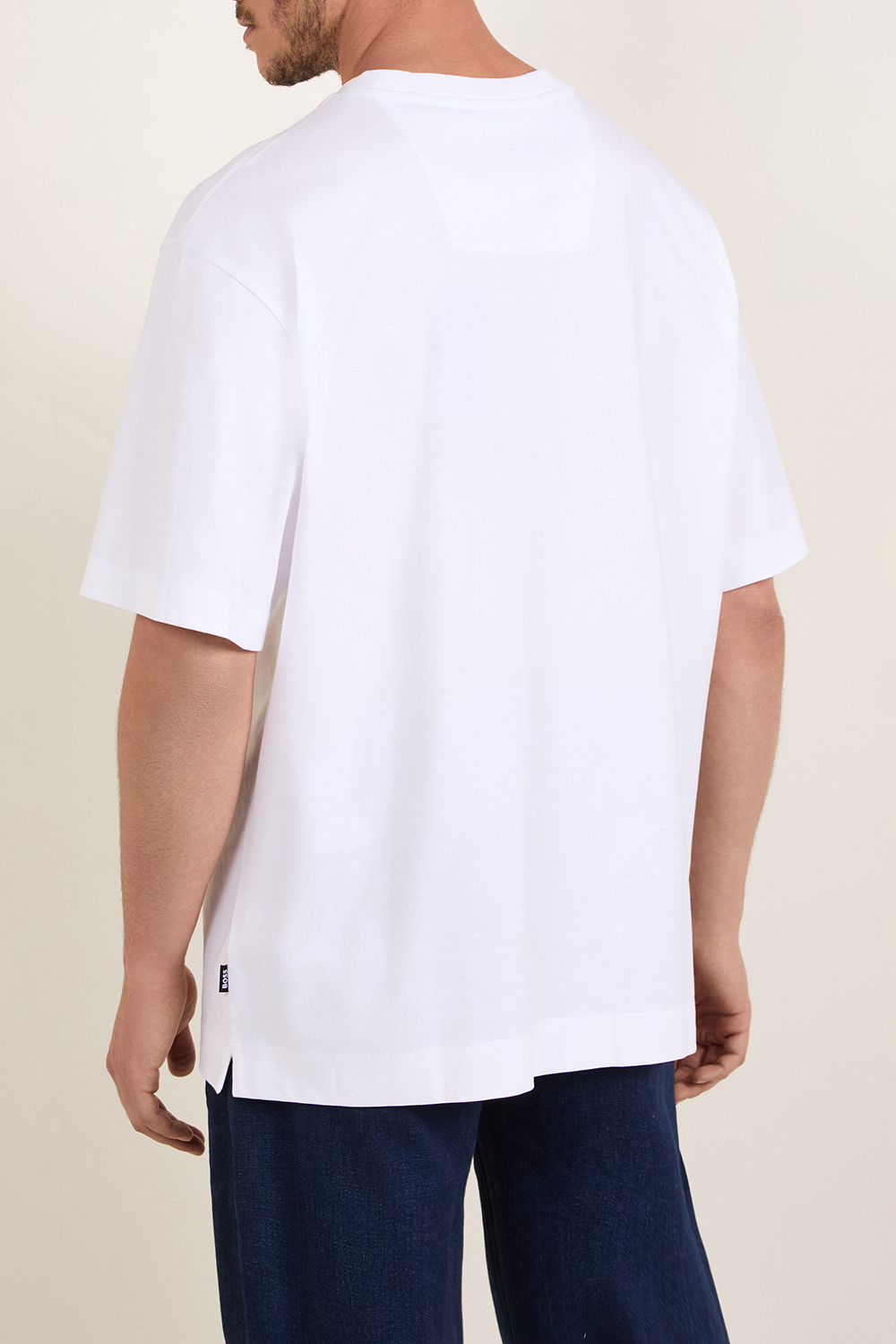 תמונת דוגמן אחורית של חולצת טי