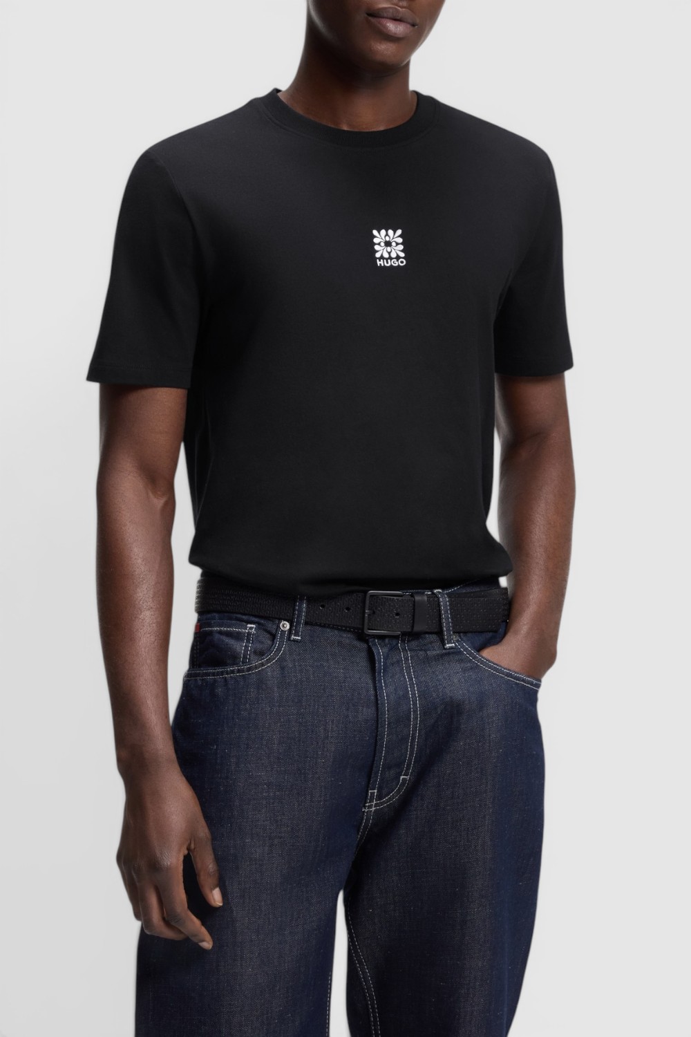 תמונת דוגמן קידמית של חולצת טי בגזרה ישרה