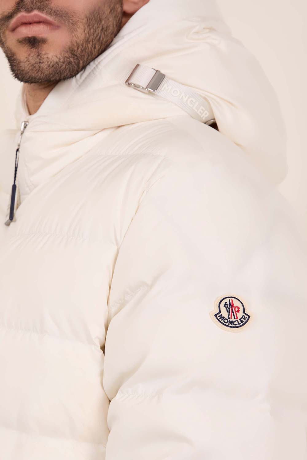 תמונת תקריב דוגמן של מעיל פוך קצר