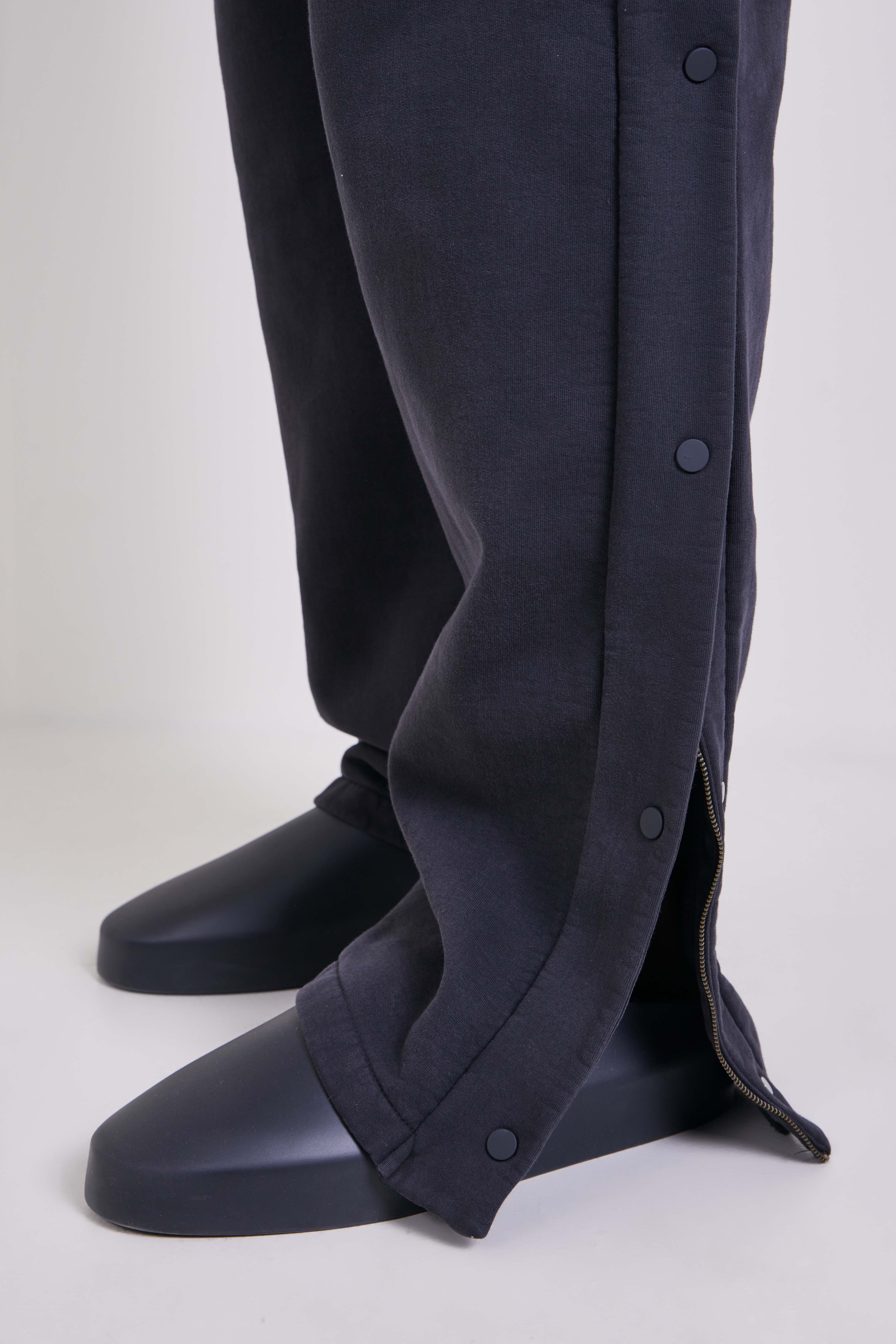 תמונת תקריב דוגמן של מכנסי ג'וגר בגזרה רחבה