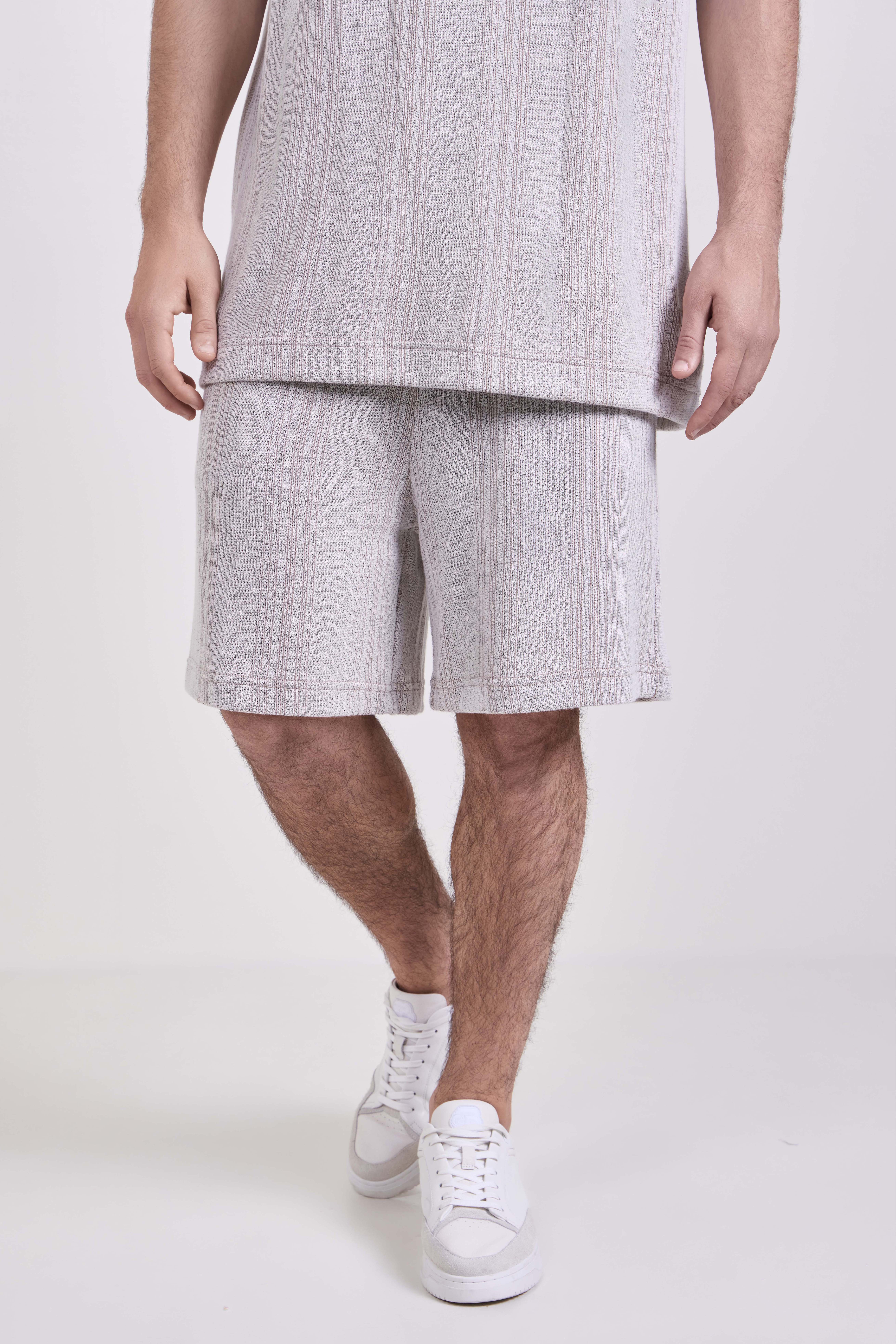 תמונת דוגמן קידמית של מכנסי ג'וגר קצרים