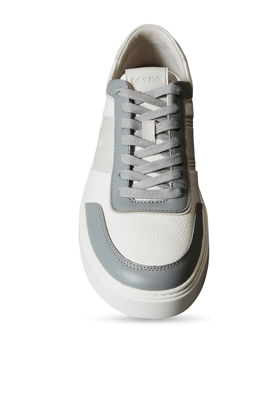 תמונת פנים של נעלי סניקרס