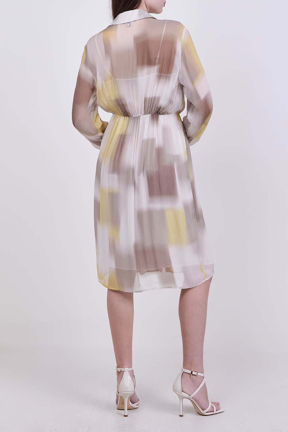 תמונת דוגמן אחורית של שמלת מידי כפתורים