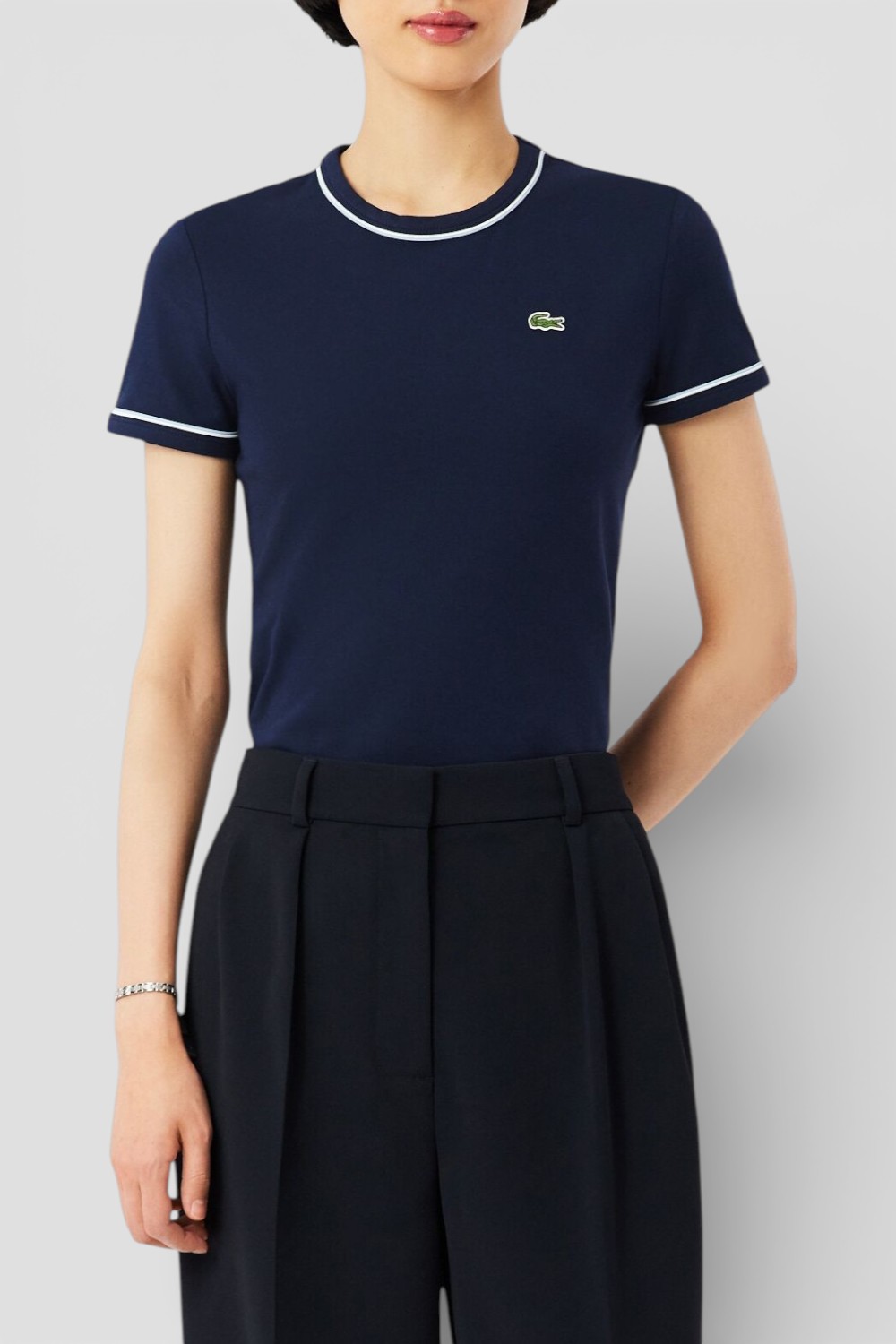 תמונת דוגמן קידמית של חולצת טי סלים