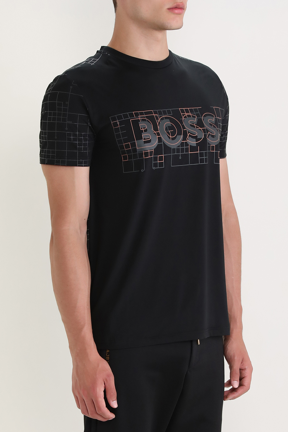 תמונת דוגמן קידמית של חולצת טי אקטיב גרפית עם אלמנטים זוהרים בחושך